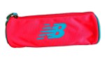 Piórnik młodzieżowy New Balance w neonowym różowym kolorze, zamknięty, z materiału tekstylnego. Widoczne logo w niebieskim kolorze. Ujęcie frontalne na prostym tle, podkreślające wzór i intensywność barw. Wymiary typowe dla piórnika szkolnego.