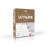 Opakowanie pościeli satynowej 160x200 w kolorze białym, z widocznymi napisami EXCLUSIVE i SATYNLOVE. Z przodu ilustracja przedstawiająca pościel na łóżku, z poduszkami.