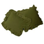 Pościel bawełniana w kolorze oliwkowym z falbanką 160x200, składająca się z dwóch poduszek. Ułożona poziomo na tle prostym, pokazując detale falbanki na brzegach. Materiał z miłą w dotyku fakturą, bez widocznych napisów czy logo.