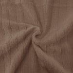 Ręcznik bawełniany 50x90 cm w kolorze brązowym z wyraźną, teksturowaną fakturą i pionowymi prążkami. Ułożony w złożenie, ukazuje miękką strukturę materiału, idealny do łazienki lub sauny.