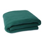 Koc polarowy 150x200 cm w kolorze butelkowej zieleni, leżący na białym tle. Gładka, miękka faktura materiału, z wykończeniem brzegów. Produkt złożony, pozwala na łatwe przechowywanie; idealny do użytku domowego jako narzuta lub do okrycia.