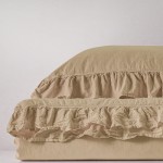 Pościel bawełniana Stonewashed Exclusive w odcieniu beżowym. Zgromadzenie falbanki przy krawędziach, układ leżący na jednolitym tle. Widoczna faktura materiału z efektem sprania. Wymiary 160x200 cm.
