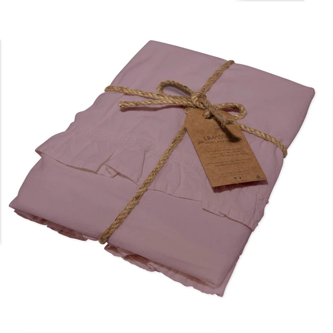 Komplet poszewek bawełnianych 2x40x40 cm w kolorze fioletowym, z falbaną. Ułożone w stos, związane jute'owym sznurkiem. Widoczna metka z informacją o produkcie. Tło białe, podkreślające detale poszewek.
