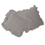 Komplet poszewek bawełnianych w kolorze szaro-opalowym, 40x40 cm, z falbanką. Ułożone leżąco, z widoczną teksturą materiału. Falbanka otacza krawędzie poszewek, podkreślając ich elegancki styl.