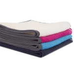 Ręcznik sportowy w kolorze turkusowym, o wymiarach 30x110 cm, wykonany z miękkiego materiału. Złożony, z szarym obszyciem, leżący na białym tle.