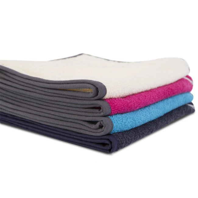 Ręcznik sportowy w kolorze turkusowym, o wymiarach 30x110 cm, wykonany z miękkiego materiału. Złożony, z szarym obszyciem, leżący na białym tle.