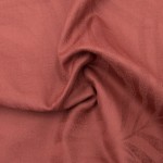 Pościel w kolorze ceglanym z delikatnym wzorem żakardowym. Materiał z satyny bawełnianej, ukazany w złożeniu. Tekstura lekko błyszcząca, gładka, idealna dla sypialni. Brak widocznych napisów lub logo.