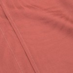 Pościel satyna bawełniana żakardowa 160x200 w kolorze brudnego różu, z widoczną, delikatną fakturą. Materiał gładki, z biegnącymi szwami. Ułożona leżąco, bez zagięć, na równym tle.