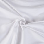 Pościel satyna bawełniana 140x200 w kolorze białym, leżąca na gładkim tle, ukazująca fakturę materiału. Ujęcie w zbliżeniu na szczegóły tkaniny, z widoczną gładkością i połyskiem. Brak dodatkowych wzorów i napisów.