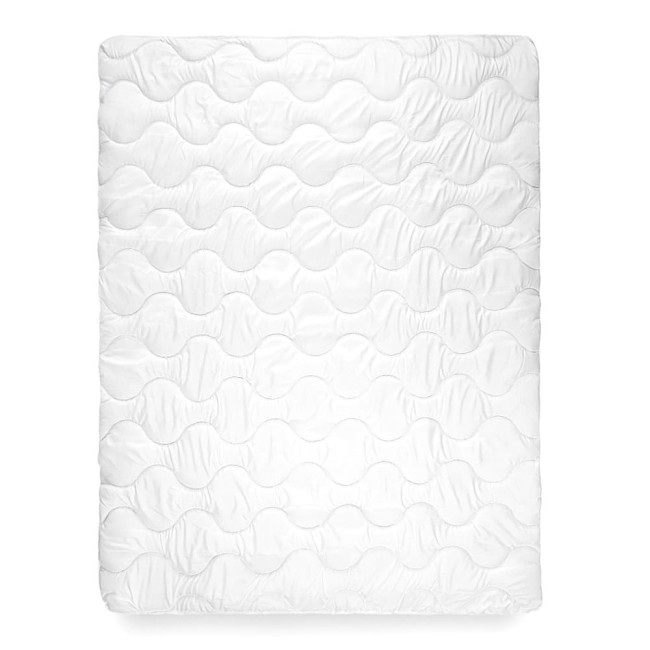 Biała kołdra całoroczna Antyalergiczna 140x200 Classic Darymex, leżąca poziomo. Wykończona pikowaniem w falistym wzorze, z matową fakturą. Idealna do stosowania przez cały rok, w komplecie z standardowym rozmiarem.
