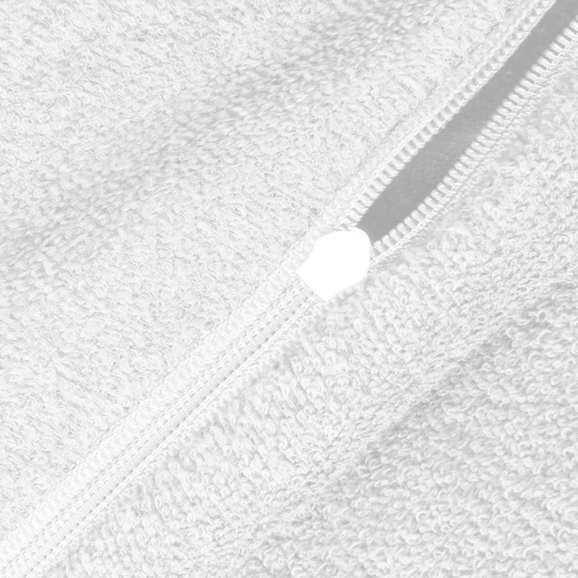 Zbliżenie na fragment białej pościeli frotte w rozmiarze 160x200, ukazujące zamek błyskawiczny oraz teksturę materiału. Powierzchnia jest delikatnie puchata, co podkreśla jej frotte wykończenie.
