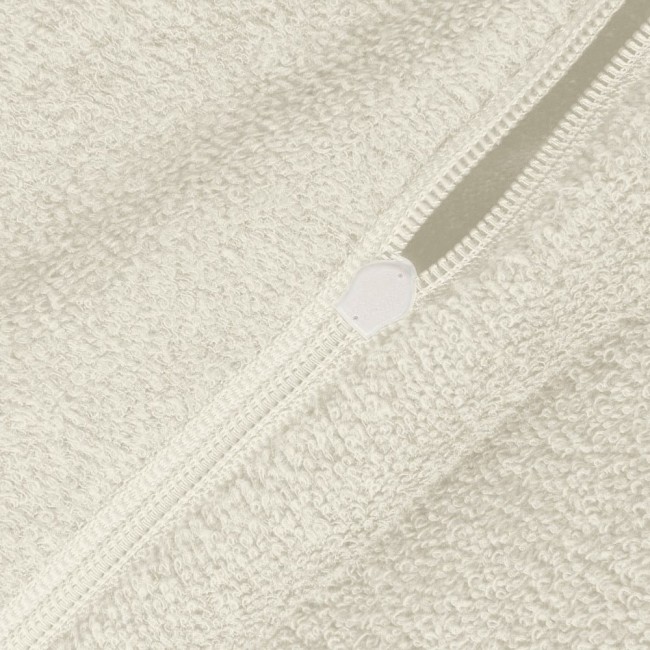 Zbliżenie na ecru pościel frotte 160x200 z widocznym zamkiem błyskawicznym. Faktura materiału jest miękka i puchata, co podkreśla komfort. Zdjęcie ukazuje detal zamka, umiejscowionego na górnej krawędzi. Tło jest neutralne, zapewnia widoczność produktu.
