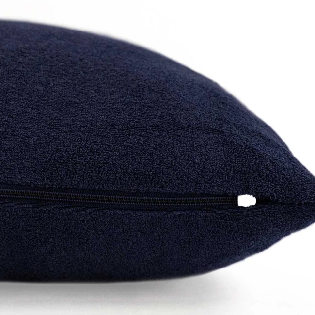 Poszewka frotte 40x40 w kolorze ciemnego granatu, leżąca w pozycji poziomej. Zamek błyskawiczny widoczny na boku. Materiał o teksturze frotte, surowy, z miękkim wykończeniem. Tło jasne, co podkreśla kolor produktu.
