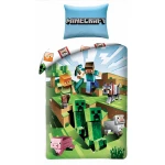 Pościel bawełniana 160x200 w stylu Minecraft, zielona, z poduszką. Zestaw z nadrukiem postaci, zwierząt i elementów z gry na narzucie. Ułożony rozłożony na białym tle, z poduszką z logo Minecraft w niebieskiej oprawie.