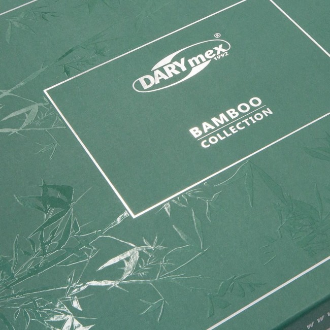 Opakowanie szare z dziecięcym wzorem przedstawiającym rośliny bambusa, z widocznym białym logo DARYmex oraz napisem BAMBOO COLLECTION. Ujęcie z boku, ukazuje detale tekstury opakowania. Opakowanie jest zamknięte i leży na płaskiej powierzchni.
