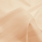 Poszewka bambusowa satyna bawełniana 70x80, w kolorze beżowym z delikatnymi poziomymi paskami. Materiał gładki o subtelnej fakturze, leżąca na płasko, widoczna z góry. Idealna do wykorzystania na poduszki, nadaje się do stylowego wnętrza.