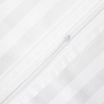 Poszewka bambusowa satyna bawełniana 70x80, biały kolor z pionowymi paskami. Zamek błyskawiczny na jednym boku, widoczna tekstura satyny. Produkt w ułożeniu leżącym, z detalem na zamku i wzorze pasków. Na jednolitym tle.