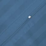 Poszewka bambusowa satyna bawełniana 70x80 w kolorze chabrowym, z subtelnymi pionowymi paskami. Ujęcie z góry, widoczny suwak i faktura materiału. Tło proste, co podkreśla intensywność koloru i wzór.