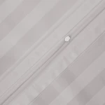 Pościel bambusowa satyna bawełniana 140x200 z delikatnymi szarymi paskami, widok z góry. Zamek błyskawiczny do zamknięcia pokrowca. Materiał ma gładką fakturę, idealny do wygodnego wypoczynku.