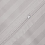 Pościel bambusowa satyna bawełniana 180x200 w szarym kolorze z przedstawionymi poziomymi paskami. Zbliżenie na guzik zamka błyskawicznego. Tło neutralne, podkreślające detale materiału i tekstury.