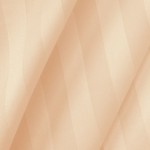 Poszewka bambusowa satyna bawełniana 50x60 w odcieniu beżowym, z delikatnym, pionowym wzorem pasków, wykonana z gładkiego materiału. Ułożona w plik, ukazuje fakturę tkaniny, podkreślając jej miękkość i elegancki wygląd.