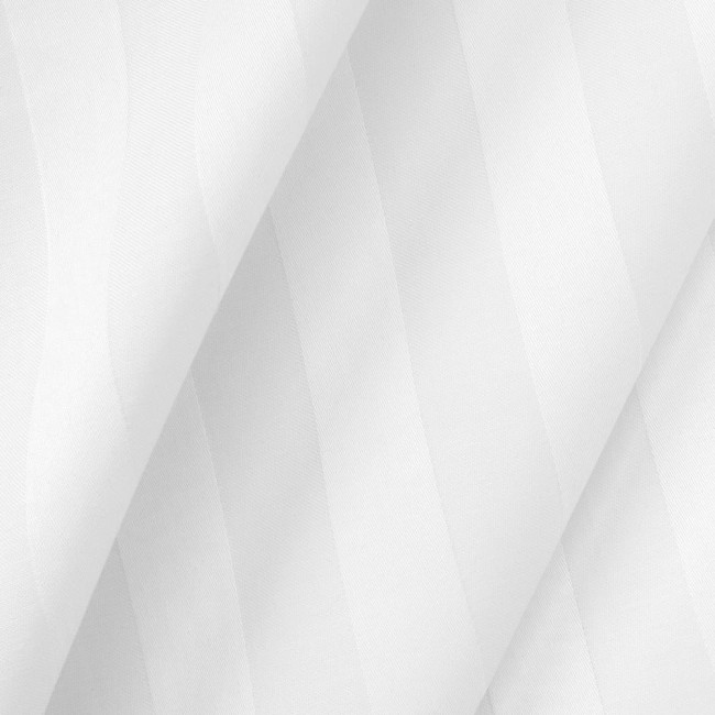 Poszewka bambusowa satyna bawełniana 50x60 w białe paski, z teksturą na powierzchni. Ułożona w sposób rozłożony, ukazująca delikatny wzór i gładkość materiału. Tło jednolite, podkreślające jasność i szczegóły wzoru.