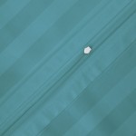 Poszewka bambusowa satyna bawełniana 50x60 w odcieniu turkusowym, z delikatnymi paskami. Ujęcie w zbliżeniu na zamek błyskawiczny i teksturę materiału. Widoczna gładka faktura oraz subtelny połysk tkaniny.