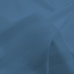 Poszewka bambusowa w satynowej bawełnie, w kolorze chabrowym, z delikatnymi poziomymi paskami. W ujęciu z bliska, widoczna gładka faktura materiału. Produkt leży na równym tle, podkreślając jego kolor i wzór. Idealna do dekoracji wnętrz.