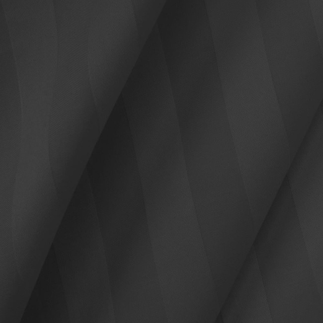 Poszewka bambusowa satyna bawełniana 40x40 w kolorze czarnym z subtelnym wzorem pasków, leżąca na gładkiej powierzchni. Materiał gładki, teksturowany, nadający elegancki wygląd. Idealna do minimalistycznych aranżacji.