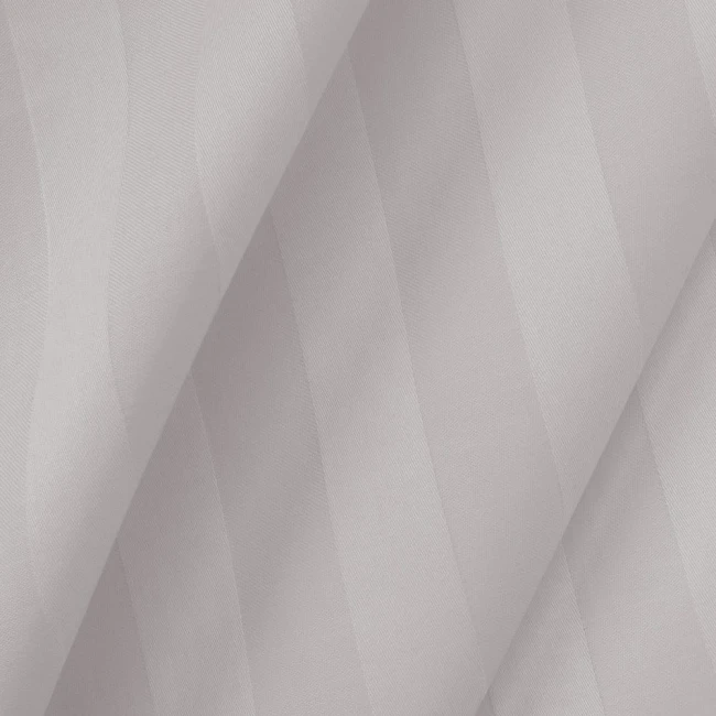 Poszewka bambusowa satyna bawełniana 40x40 w kolorze szarym, o delikatnym wzorze w paski. Zbliżenie na tkaninę ukazujące gładką fakturę materiału. Produkt leżący, prezentujący subtelne połyski na powierzchni. Wymiary 40x40 cm.