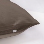 Poszewka satynowa 50x60 w kolorze sepia, leżąca na gładkim tle. Zamek błyskawiczny widoczny w dolnym rogu, faktura materiału gładka i błyszcząca. Produkt w stanie nowym, bez dodatkowych dekoracji.