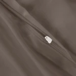 Pościel satyna bawełniana 160x200 w kolorze sepia, zbliżenie na zamek błyskawiczny i fakturę materiału. Zamek w białym kolorze, umieszczony na krawędzi tkaniny, podkreślający elegancki wygląd oraz funkcjonalność pościeli.