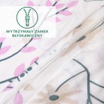 Pościel bawełniana w kwiatowy wzór, dominujący kolor to jasnoróżowy i kremowy. Zamek błyskawiczny w kolorze białym, ułożona poziomo na gładkim tle. Wzory przedstawiają różowe liście i jasne kwiaty, wykończenie z dzianiny jersey.