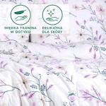 Pościel bawełniana 220x200 w jasnym kolorze z motywem różowych i beżowych kwiatów, z wyraźnymi detalami w postaci gałązek. Złożona, ukazana z boku na jednolitym tle. Miękka tkanina, delikatna dla skóry. Widoczne ikony dotyczące właściwości materiału.