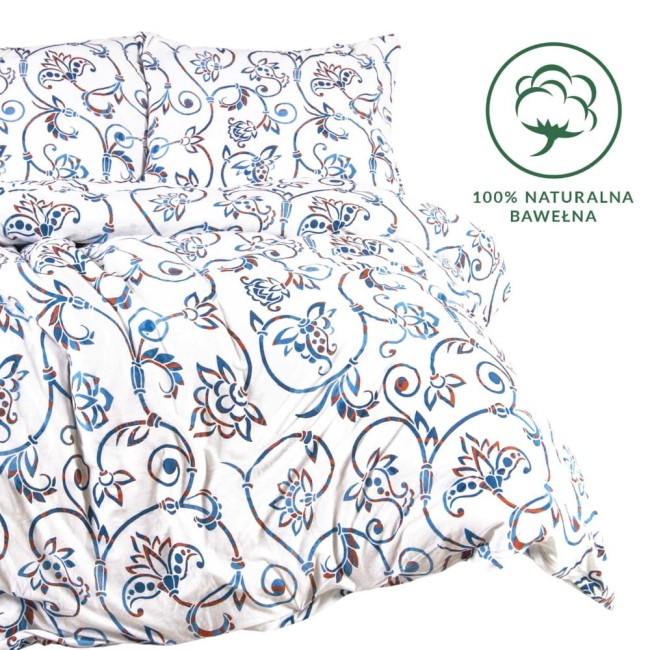 Pościel bawełniana 160x200 w kolorze białym z wzorem kwiatowym w odcieniach niebieskiego i brązowego, wykonana z dzianiny jersey. Produkt leży w złożeniu na jasnym tle, eksponując detale wzoru. Widoczna etykieta 100% naturalna bawełna.