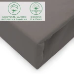 Prześcieradło jersey z elastanem 90x200 cm w kolorze antracytowym. Widoczne detale materiału o gładkiej fakturze. Produkt leży na białym tle, z gumką zapewniającą stabilne mocowanie na materacu. Etykiety wskazują na naturalną bawełnę i dodatek elastanu.
