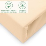 Prześcieradło jersey w kolorze beżowym, rozmiar 180x200 cm, z dodatkiem elastanu, widoczne z boku. Materiał gładki, z gumką, idealnie dopasowujące się do materaca. Logo oraz ikony przedstawiające naturalną bawełnę i elastan w górnym lewym rogu.