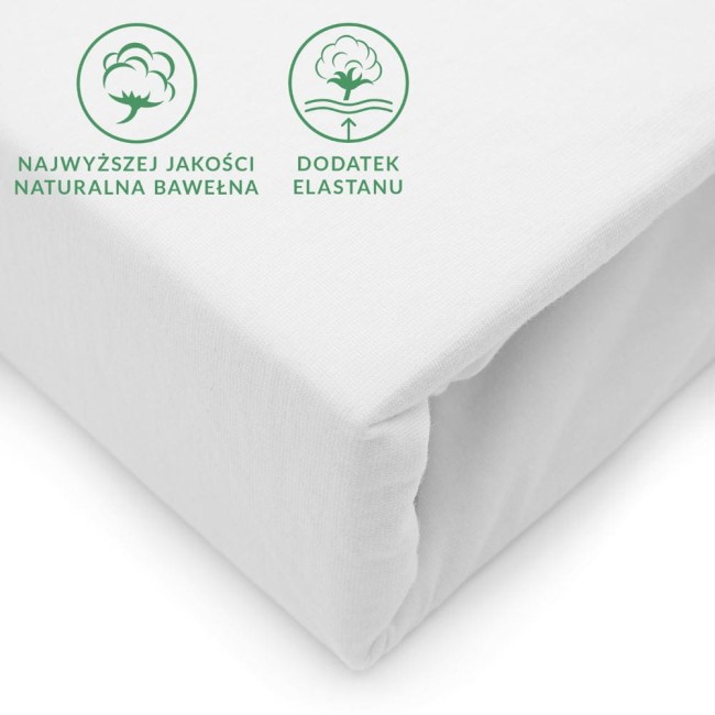 Białe prześcieradło jersey z elastanem o wymiarach 200x220 cm, leżące na jednolitym tle. Widoczne detale to gumka na brzegach oraz dwa zielone symbole informujące o naturalnej bawełnie i dodatku elastanu. Tekstura materiału jest gładka.