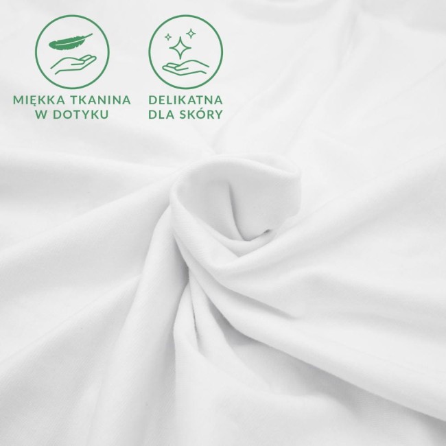 Prześcieradło jersey z elastanem w kolorze białym, rozłożone, z widocznymi delikatnymi fałdami. Na materiale symbole informujące o miękkiej tkaninie i jej delikatności dla skóry.