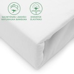 Prześcieradło jersey z elastanem o wymiarach 180x200 cm w kolorze białym, rozłożone na białym tle. Widoczna faktura materiału oraz gumka wszyta w krawędź. Na krawędzi dwa zielone logo: najwyższej jakości naturalna bawełna oraz dodatek elastanu.