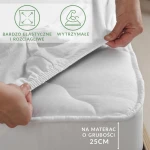 Prześcieradło jersey z elastanem w kolorze białym, z gumką, leżące na materacu. Widoczne na zdjęciu detale materiału oraz elastyczna krawędź, która dopasowuje się do grubego materaca o wysokości 25 cm.