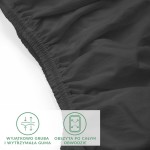 Czarny prześcieradło jersey 90x200 z elastanem, z widocznym, mocnym obszyciem i gumką po całym obwodzie. Ujęcie z bliska, pokazujące fakturę materiału oraz elastyczność. Na białym tle.