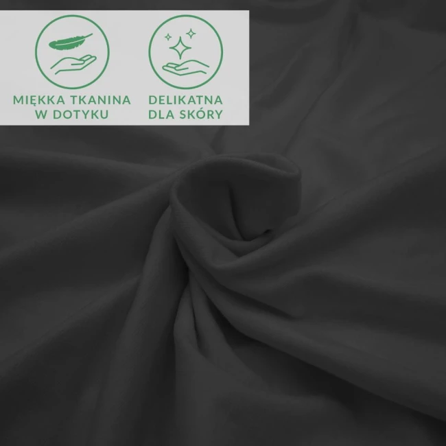 Prześcieradło jersey z elastanem w kolorze czarnym, rozłożone na płasko, ukazujące gładką, delikatną strukturę materiału. W tle znajdują się dwa jasne ikony informacyjne dotyczące tkaniny.