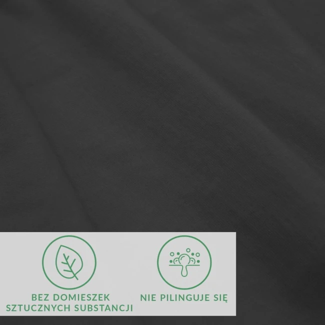 Prześcieradło jersey z elastanem w kolorze czarnym, rozmiar 140x200, leżące na gładkiej powierzchni. Widoczne ikonki informacyjne: bez domieszek sztucznych substancji oraz nie pilinguje się. Materiał matowy, elastyczny, bez wzorów.