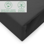 Prześcieradło jersey z elastanem w rozmiarze 180x200 cm, w kolorze czarnym. Produkt leży na białym tle, z widoczną gumką w rogach dla lepszego dopasowania. Na materiale wytłoczone symbole jakościowe dotyczące bawełny i elastanu.