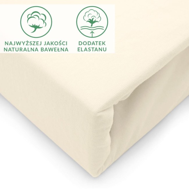 Prześcieradło jersey 90x200 w kolorze ekologicznym, wykonane z naturalnej bawełny z dodatkiem elastanu. Złożone, ukazujące teksturę materiału. W górnej części widoczne ikony wskazujące jakość i elastyczność tkaniny.