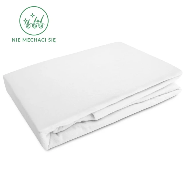 Prześcieradło flanelowe z gumką w kolorze białym, rozmiar 90x200. Produkt złożony, ukazujący miękką, teksturowaną powierzchnię. Widoczny nadruk ze wskazówką Nie mechaci się. Tło jednolite, co podkreśla jego detal.