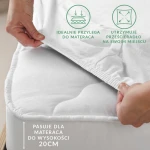 Prześcieradło flanelowe z gumką w kolorze białym 90x200, ukazane z bliska na materacu. Widoczna elastyczna gumka, która zapewnia idealne dopasowanie, z informacyjnym znakiem dotyczącym wysokości materaca do 20 cm.