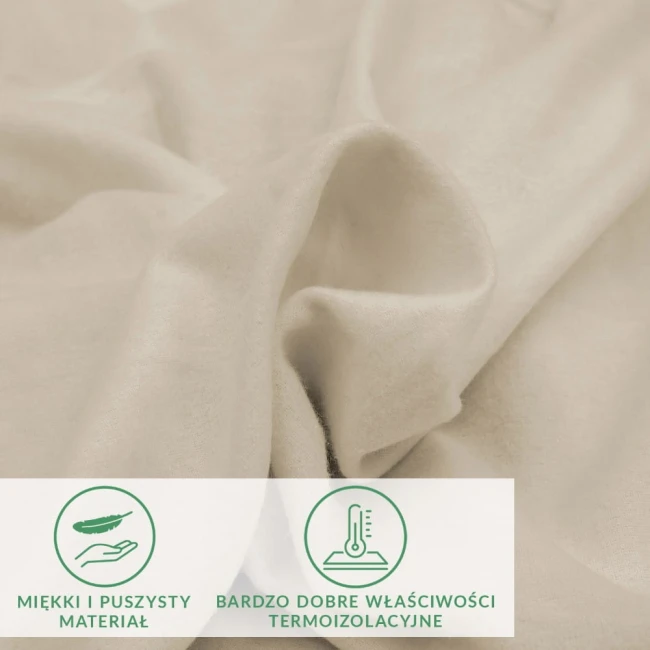 Prześcieradło flanelowe z gumką w kolorze jasno beżowym o gramaturze 160 g/m², leżące w zmiętym ułożeniu. Widoczna tekstura materiału, podkreślająca miękkość i dobrego jakości termiczne właściwości. Elementy informacyjne w dolnej części zdjęcia.