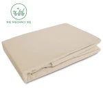 Prześcieradło flanelowe z gumką w odcieniu jasno beżowym, o wymiarach 160x200 cm, leżące na jednolitym tle. Materiał ma delikatną, teksturowaną powierzchnię, a gumka zapewnia lepsze dopasowanie do materaca. Widoczna etykieta NIE MECHACI SIĘ.